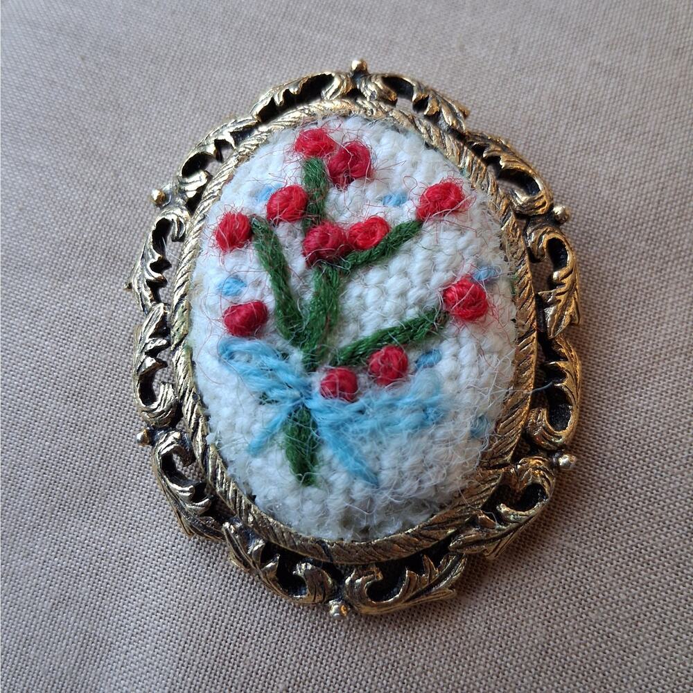Large Embroidered‎ Pin Brooch Pendant in Antique Gold Colored Frame Red Flowers